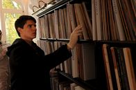 SOKO Stuttgart – IT-Spezialist Rico Sander (Benjamin Strecker) ist fasziniert von der Ordnung in der Plattensammlung des Opfers.