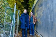 Die Chefin – Vera Lanz (Katharina Böhm) und Paul Böhmer (Jürgen Tonkel) begutachten den Tatort.