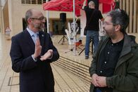 Signes – Joel Toggenburger (Reporter Signes SRF) im Gespräch mit dem Präsidenten des Weltverbands für Gebärdensprache Joseph Murray