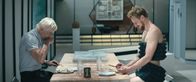 Falter – Der neue Android Dave (Michael Kranz, rechts) bringt mehr Lebensfreude in Falters (André M. Hennicke, links) Alltag.