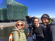 Inselträume – Autorin Barbara Lueg mit Kameramann Thorsten Eifler (M.) und Assistent Louis Münzhuber (r.) vor dem 2011 eröffneten Konzerthaus "Harpa" in Reykjavík.
