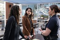 The Rookie – Detective Harper (Mekia Cox, l.) und Detective Lopez (Alyssa Diaz, M.) planen Lucy (Melissa O'Neil, r.) als undercover Kindermädchen in das Haus des berüchtigten Geldwäschers Bautista einzuschleusen, um in seinem innersten Kreis geheime Informationen zu sammeln.