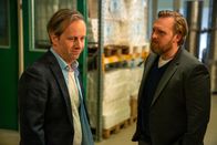 Der Spalter – Oliver (Fabian Busch, l.) sagt seinem Vorgesetzten Lars (Axel Stein, r.) die Meinung.