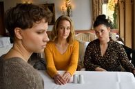 Die Heiland - Wir sind Anwalt – Romy Heiland (Christina Athenstädt, M.) und Ada Holländer (Anna Fischer, r.) versuchen herauszufinden, was Jette Westfal (Luna Jordan, l.), die Nichte ihres Mandanten, über den Streit um das familieneigene Hotel weiß.
