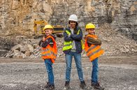 Dein großer Tag – Moderatorin Muschda Sherzada überrascht die jungen Menschen zuhause und begleitet sie auf dem aufregenden Weg zur Erfüllung ihres Traums.