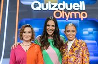 Quizduell - Olymp – Quizmasterin Esther Sedlaczek (M.) mit den Kandidatinnen des Teams "Kamera": Die Schauspielerinnen Nina Gummich (l.) und Caro Cult (r.).