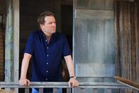 Death in Paradise – DI Jack Mooney (Ardal O'Hanlon) ist neu auf der Insel Sainte Marie und muss gleich bei den Ermittlungen zu einem Mordfall helfen.