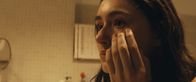neoriginal: Sløborn – Evelin (Emily Kusche) hat Angst, dass sie an der Taubengrippe erkrankt ist.