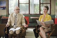 Community – Am ersten Drehtag gehen Dekan Pelton (Jim Rash, l.) und Annie (Alison Brie, r.) mit allen Beteiligten ihren jeweiligen Part durch. Noch scheint alles gut zu laufen ...