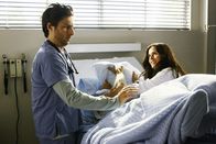 Scrubs - Die Anfänger – J.D. (Zach Braff, l.) ist über Dr. Maddox (Courteney Cox, r.) Methoden sprachlos ...