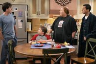 Two and a Half Men – Sagen Charlie (Charlie Sheen, l.) was sie von seiner neuen Freundin halten: Alan (Jon Cryer, r.), Jake (Angus T. Jones, 2.v.l.) und Berta (Conchata Ferrell, 2.v.r.) ...