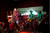 Alles Klara – MDR Fernsehen ALLES KLARA, FOLGE 5, "Hitverdächtig" Uhr. Auftritt der Band "Suboptimal" mit dem umschwärmten Sänger Jens Riebel (Mars Richard Saibert) beim Polizeisportfest Harz.
