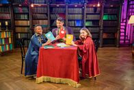1000 Tricks – Hausaufgaben können ganz schön ätzend sein. Zauberlehrer Tristan begeistert seine Schüler mit einem Hausaufgabentrick.