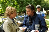 SOKO Stuttgart – Polizeiobermeister Lorenz Bader (Uwe Fellensiek, r.) erklärt Martina Seiffert (Astrid M. Fünderich, l.), dass er die Personalien der mutmaßlichen Täterin aufgenommen hat. Zu dem Zeitpunkt waren allerdings beide Sanitäter noch am Leben.