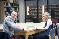 Community – Kaum auf dem College hat Jeff Wringer (Joel McHale, l.) sofort ein Auge auf die hübsche Britta (Gillian Jacobs, r.) geworfen. Doch wird er bei ihr landen können?; Kaum auf dem College hat Jeff Wringer (Joel McHale, l.) sofort ein Auge auf die hübsche Britta (Gillian Jacobs, r.) geworfen. Doch wird er bei ihr landen können?