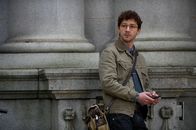 Die Akte Grand – Reporter Shepard (Shia LaBeouf) folgt einer heißen Spur.