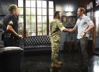 Hawaii Five-0 – Nachdem der Navy-SEAL Soldat Junior Reigns (Beulah Koale, M.) einfach nicht lockerlässt, macht Steve McGarrett (Alex O'Loughlin, r.) ihm mit Duke Lukela (Dennis Chun, l.) vom Honolulu Police Department bekannt. Junior soll erst eine Polizistenausbildung absolvieren, bevor er ein Team Mitglied der Hawaii Five-0 werden kann ...