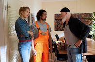 Rentnercops – Batyr (Mehdi Salim, 2.v.l.) streitet weiterhin seine Tatbeteiligung ab (mit Bettine Langehein, l. und Bill Mockridge, r.).