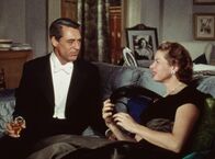 Indiskret – Die berühmte Schauspielerin Anna Kaiman ist sehr angetan von dem gutaussehenden Philip Adams (Cary Grant).