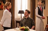 Sturm der Liebe – Als Greta (Laura Osswald, r.) Luis’ (Michael Baral, M.) Auftauchen im Restaurant als aufdringlich empfindet, macht sie Luis eine Ansage.