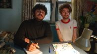 Extraordinary – Mit Unterstützung von Jizzlord (Luke Rollason, r.) führt Kash (Bilal Hasna, l.) Bewerbungsgespräche für seine Bürgerwehr und trifft dabei auf äußerst skurrile Typen.