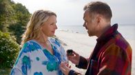 Praxis mit Meerblick – Antrag: Max (Bernhard Piesk, re.) möchte Nora (Tanja Wedhorn, li.) heiraten.