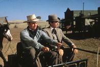 Weites Land – Der Vormann der Ranch, Steve (Charlton Heston, links) holt James McKay (Gregory Peck, rechts) ab.