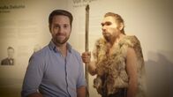 Terra X: Europa in ... – Mirko Drotschmann neben einer Neandertaler-Rekonstruktion im LVR-Landesmuseum Bonn.