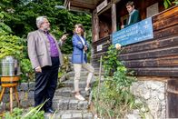Die Rosenheim-Cops – Kioskbesitzer und Freund des Opfers, Raffael Schmölzer (Marco Bretscher-Coschignano, r.) wird von den Kommissaren Stadler (Dieter Fischer, l.) und Andresen (Sophie Melbinger, M.) zum Tod von Bartholomäus Kolb befragt.