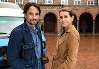 Schule am Meer - Frischer Wind – Es treffen Welten aufeinander: Berufsschuldirektorin Katharina Henriks (Anja Kling) und Gastdozent, Weltenbummler und Blogger Erik Olsen (Oliver Mommsen).