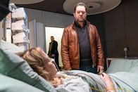 Die Chefin – Anja Wertling (Ina Meling) wird im Krankenhaus von Böhmer (Jürgen Tonkel, r.) besucht. Dass auch Clark Hellmann (Martin Gruber, M.) im Krankenhaus gesichtet wurde, wirft Fragen im Ermittlerteam auf.
