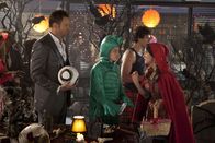 Community – Halloween steht vor der Tür und am Greendale Community College wird gefeiert: Jeff (Joel McHale, l.), Britta (Gillian Jacobs, M.) und Annie (Alison Brie, r.) ...