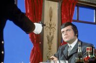 Mörder GmbH – Iwan Dragomiloff (Oliver Reed, re.) wird zur Zielscheibe seiner Partner. Doch er ist ihnen allen einen Schritt voraus, denn er ist der erfahrenste Mörder unter ihnen.