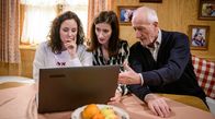 Sturm der Liebe – Alfons (Sepp Schauer, r.) verhindert, dass Carolin (Katrin Anne Heß, M.) und Vanessa (Jeannine Gaspár, l.) sich einen unliebsamen Mieter ins Haus holen.