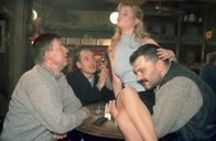 Der letzte Zeuge – Dem Geschäftsführer (Peter Zintner, r.) der Bar gefällt es gar nicht, dass eine seiner Bedienungen (Sophie Addell, 2.v.r.) offensichtlich von Joe Hoffer (Jörg Gudzuhn, l.) und Dr. Kolmaar (Ulrich Mühe, 2.v.l.) angemacht wird.