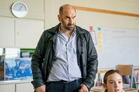Tatort – Maditas Vater Oliver Ritter (Urs Jucker) war der Mitschüler seiner Tochter (Hanna Lazarakopoulos) ein Dorn im Auge, er versuchte immer wieder, ihn von der Schule verweisen zu lassen.