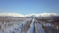 Megatransporte – Hinter den schneebedeckten Hügeln des Kolyma-Gebirges in Ostsibirien warten die Betreiber einer Goldmine auf ihr neues Arbeitsgerät.