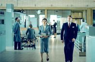 Die Spaltung der Welt – Wernher von Braun (Max Wagner, r.) und seine Sekretärin in Peenemünde, wo er eigentlich Raketen für den Flug zum Mond bauen möchte. Schließlich baut er Raketen für den Krieg. (Spielszene)