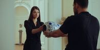 neoriginal: Crystal Wall – Samuel Lloris (Walid Al-Atiyat, r.) hilft Ylva Dardenne (Philine Schmölzer, l.) dabei, ihren eigenen Wert zu erkennen.