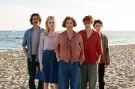 Jahrhundertfrauen – Dorothea (Annette Bening, Mitte) lebt mit ihrem Sohn Jamie (Lucas Jade Zumann, re.), ihrem Untermieter William (Billy Crudup), der freigeistigen Punk-Fotografin Abbie (Greta Gerwig, 2. v. li.) und der 17-jährigen Nachbarin Julie (Elle Fanning).