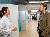 In aller Freundschaft – In aller Freundschaft Neuanfang Staffel 9, Episode 1 Starkes Duo: Cheryl Shepard als Dr. Elena Eichhorn, Bernhard Bettermann als Dr. Martin Stein