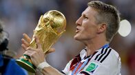 Unsere Fußballhelden – Bastian Schweinsteiger jubelt mit der WM-Trophäe. Deutschland wird im Juli 2014 Fußballweltmeister.