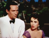 Elefantenpfad – Obwohl John Wiley (Peter Finch, l.) seiner Frau Ruth (Elizabeth Taylor, r.) ein Leben im Wohlstand bietet, fühlt sie sich nicht wohl in Indien ...