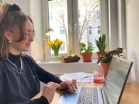 Digital Fail - Deutschland im Datenstau – Studentin Jana Bölke freute sich, als sie 2021 ihren BAföG-Antrag erstmals digital stellen konnte. Anschließend musste sie fünf Monate auf die Bewilligung warten.
