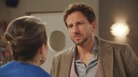 Rote Rosen – Arthur (Vivian Frey) ist entsetzt: Nach der geplatzten Verlobung bricht Victoria (Caroline Schreiber) den Kontakt zu ihm ab und sorgt für einen abfälligen Artikel im Heideecho.