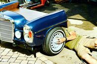 Handwerkskunst! – Zuletzt montiert Martin Schlund die eigens bestellten Weißwandreifen an den Schreibtisch aus Teilen eines Mercedes W109.