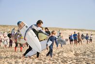 The Last Wave – Max Alcorta (Roberto Calvet, l.) und Thomas Lewen (Gaël Raes, r.) bereiten sich auf den Surfwettbewerb vor.