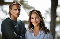 Mord im Mittsommer – Die Ehe von Henrik (Jonas Malmsjö) und Nora (Alexandra Rapaport) ist am Ende.
