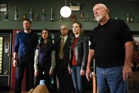 Community – Nachdem Jeff (Joel McHale, l.), Annie (Alison Brie, 2.v.l.), Dean Pelton (Jim Rash, M.), Britta (Gillian Jacobs, 2.v.r.) und Hickey (Jonathan Banks, r.) so viel Arbeit und Mühe in die Rettung des Greendale Colleges gesteckt haben, soll dieses nun an die Fastfoodkette Subway verkauft werden ...