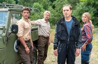 Der Ranger - Paradies Heimat – Nicht nur Rike (Eva Maria Grein von Friedl), auch Jonas (Philipp Danne) und Christoph (Jörg Witte) sind froh, dass Daniel (Timo Jacobs) nichts passiert ist.